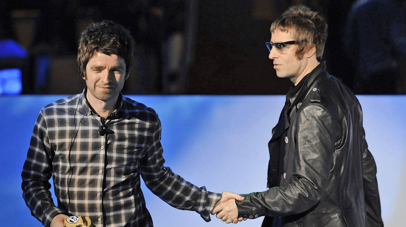 Liam Gallagher et Noel Gallagher, les frères emblématiques d'Oasis, sur scène ensemble lors d'un concert